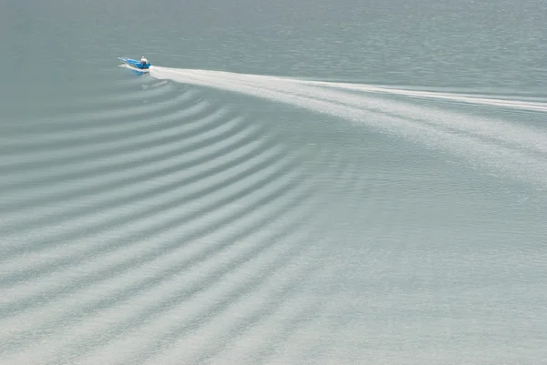 Barco atravessa lago ondulado — Fotografia de Stock
