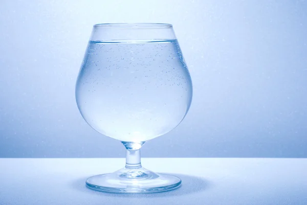 Klart vatten lilla bubbla och glas — Stockfoto