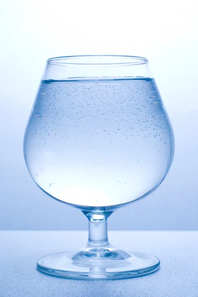 Agua clara pequeña burbuja y vidrio — Foto de Stock