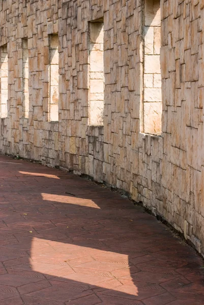 Steinmauer mit Fenstern darauf — Stockfoto