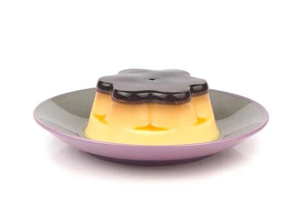Izole lezzetli yumurta puding çanak üzerinde — Stok fotoğraf