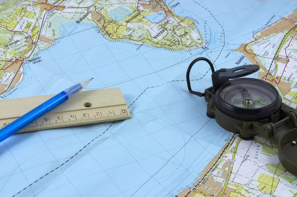 地图和指南针 — 图库照片