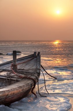 Tekne ile kış gün batımı - Hdr