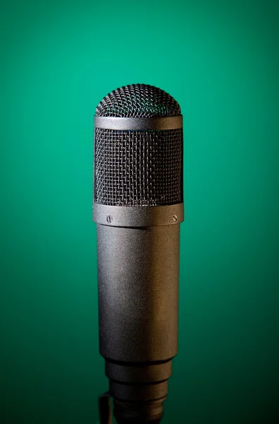 Micrófono sobre fondo verde — Foto de Stock