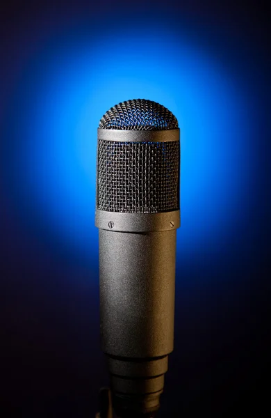 Mikrofon på blå — Stockfoto