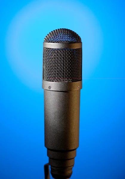 Microfone no fundo azul — Fotografia de Stock