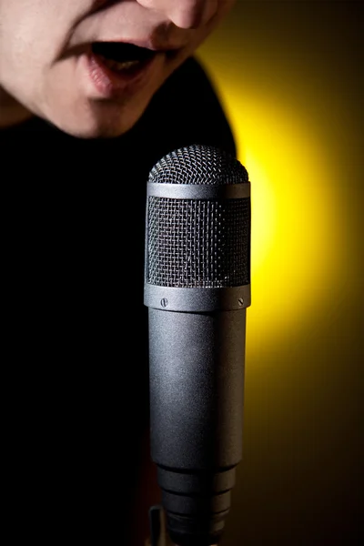 Microfone e cantor — Fotografia de Stock