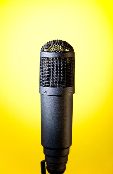 Micrófono sobre fondo amarillo —  Fotos de Stock