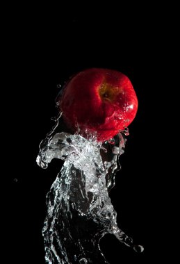 Elma ve sular sıçramaları