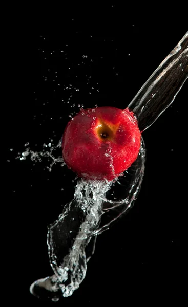 Az alma és vizek fröccsenésekor — Stock Fotó