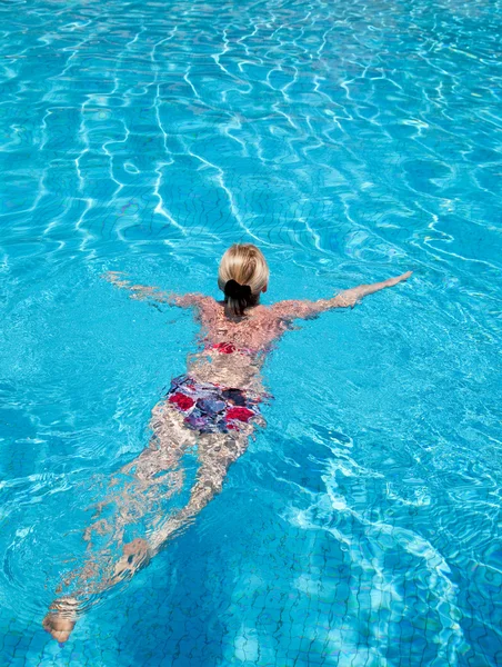 Belle gambe nella piscina di nuoto — Foto Stock