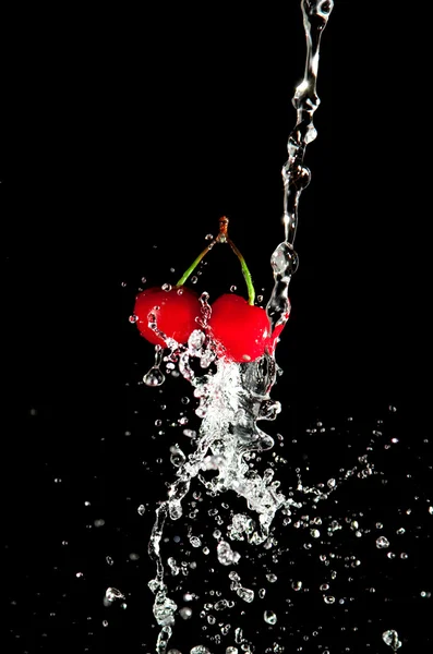 Wiśnie i rozprysków wody — Zdjęcie stockowe