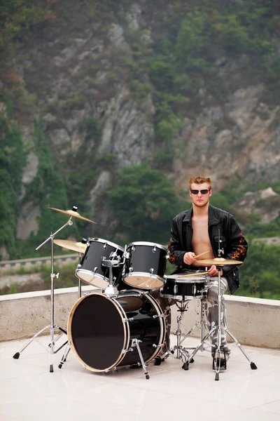 Барабанщик грати на барабанах — стокове фото