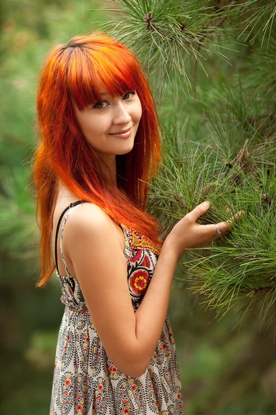 木の近くの美しい女性 — ストック写真