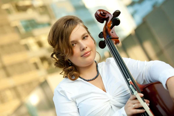 Mulher bonita com violoncelo — Fotografia de Stock