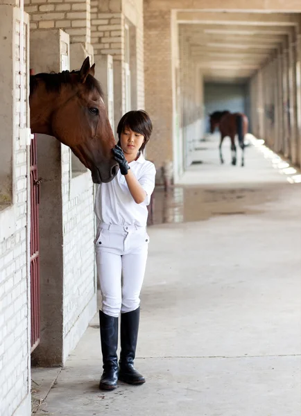 Chinese jongen en het paard — Stockfoto