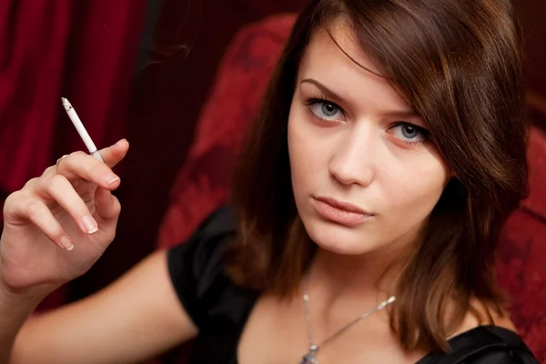 Szép nő, cigaretta — Stock Fotó