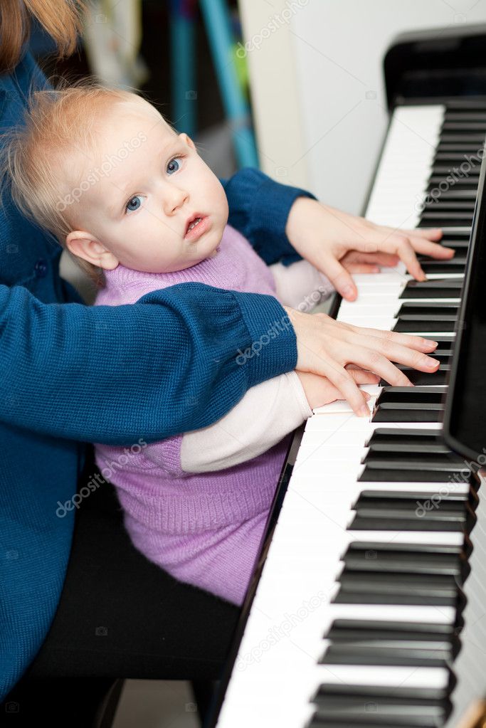 Baby play piano