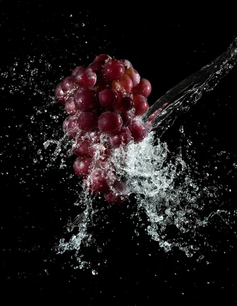 A szőlő és a víz kifröccsenésekor két — Stock Fotó