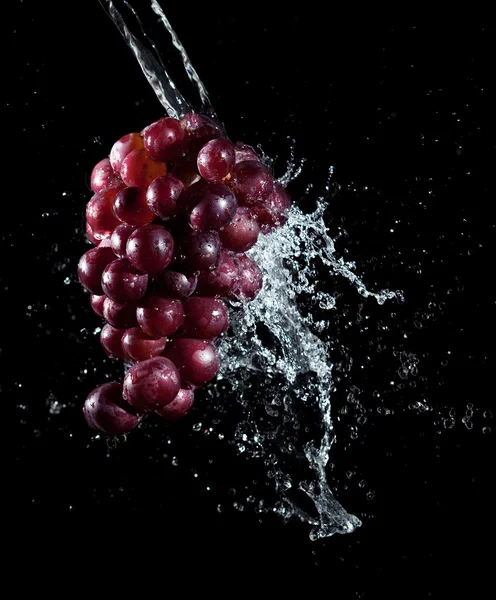 A szőlő és a víz kifröccsenésekor két — Stock Fotó