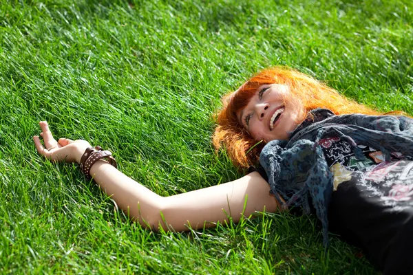 草の上の美しい女性 — ストック写真
