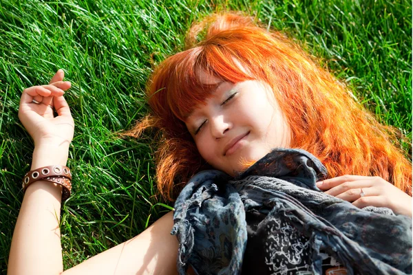 芝生で寝ている女性 — ストック写真