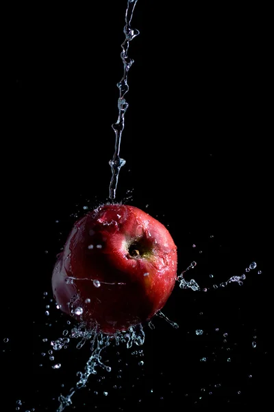 Яблоко и воды брызгает четыре — стоковое фото