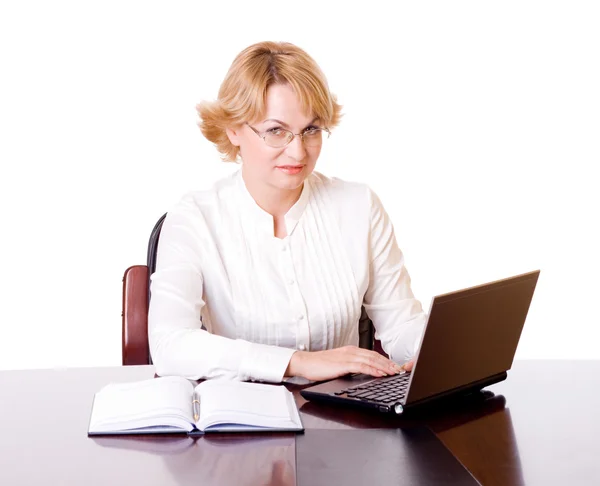 İş kadını dizüstü bilgisayar bir ile workung — Stok fotoğraf