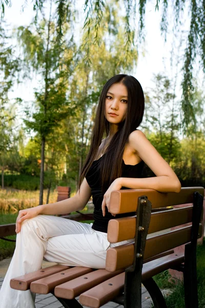 Chica china en el parque — Foto de Stock