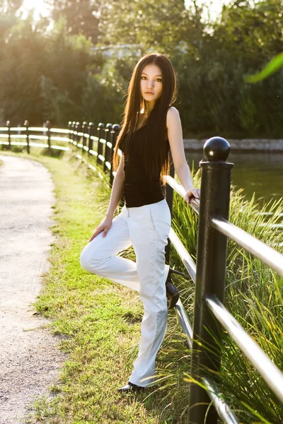 Čínská dívka v parku — Stock fotografie