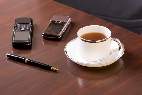 Coffee tea pen and mobile phones two — Stock Photo, Image