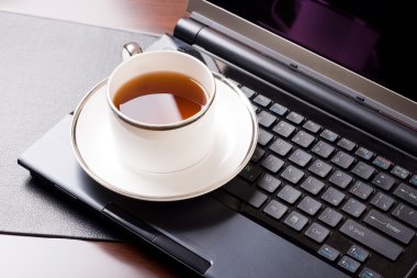 Laptop ve bir fincan çay