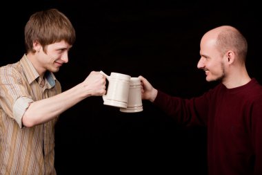 iki adam bira içmek