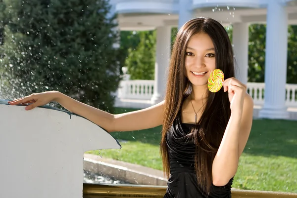 キャンディ2を持つ中国の女の子 — ストック写真