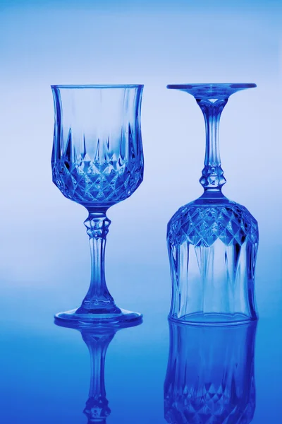 Дві келихи вина в синьому — стокове фото