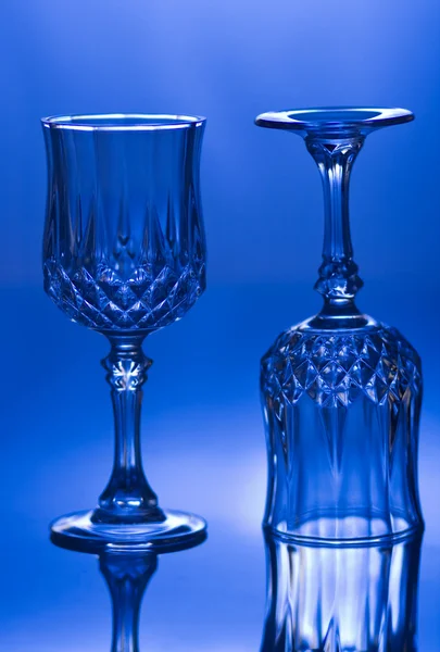 Δύο ποτήρια κρασί σε μπλε — Φωτογραφία Αρχείου
