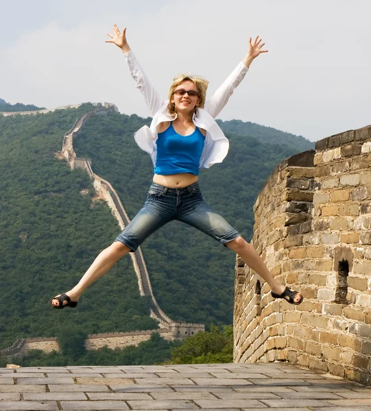 Radostná dívka skákající do Velké zdi — Stock fotografie