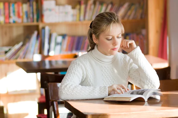 Student girl in library two — Stock Photo, Image