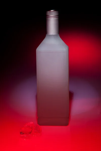 Fles wodka in het rood — Stockfoto