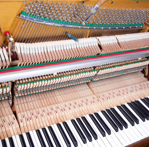 Tuning piano — Stock Photo, Image