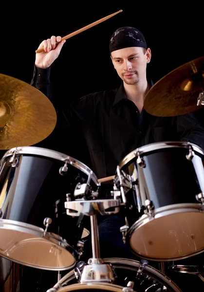Барабанщик грати на барабанах — стокове фото