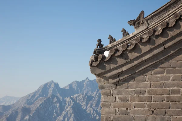 Çin'de Büyük duvar - çatı süslü
