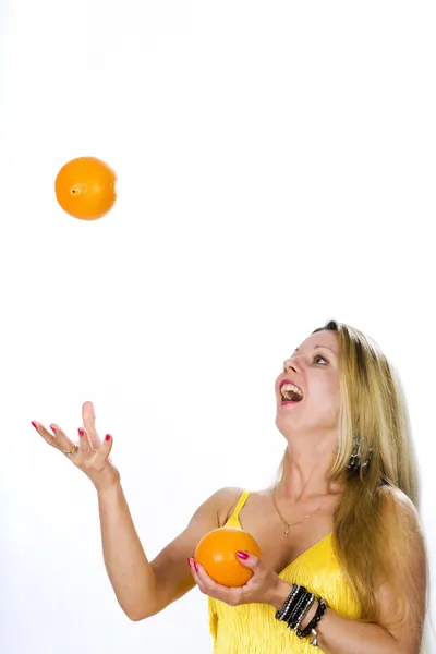 Γυναίκα με δύο πορτοκάλια — Φωτογραφία Αρχείου