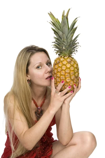 Blonde Frau mit Ananas — Stockfoto