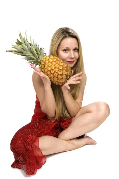 Bionda con ananas — Foto Stock