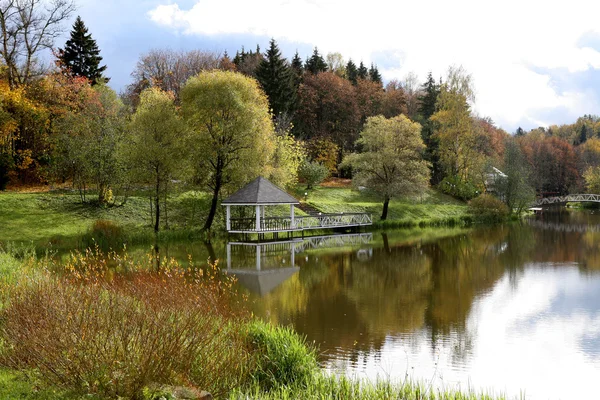Lago del parque de otoño Imagen de stock