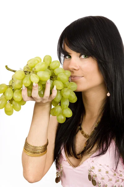 Morena com cacho de uvas — Fotografia de Stock