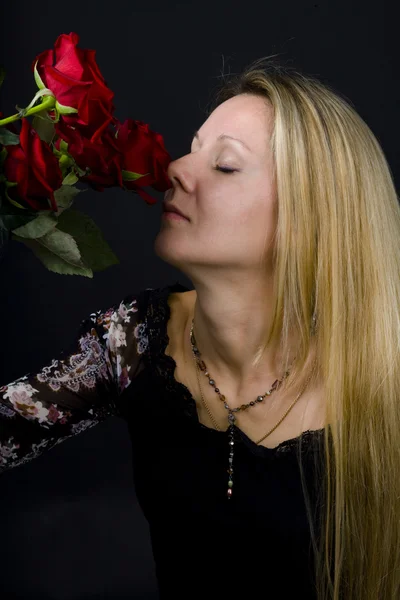 Kvinne og roser – stockfoto