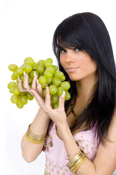 Morena com uvas verdes — Fotografia de Stock