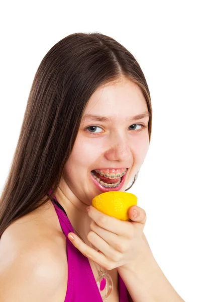 Nastolatka z cytryną — Zdjęcie stockowe